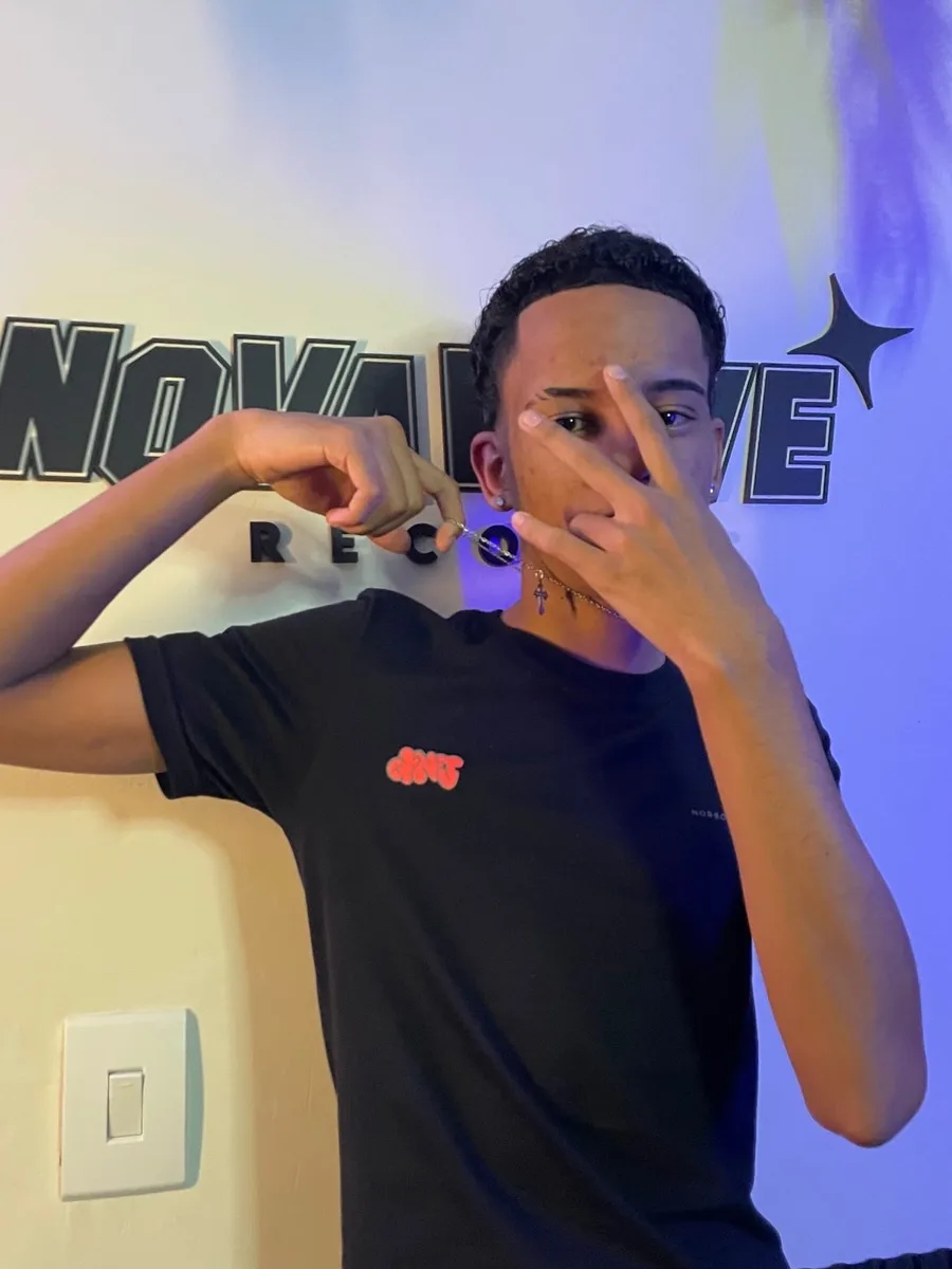 Deny, artista que gravou na Nova Wave Records, em frente ao painel do estúdio