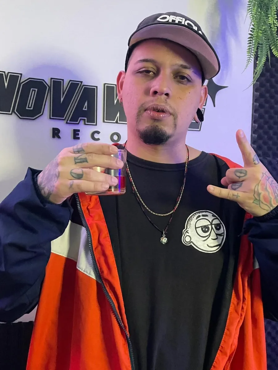 Gaone, artista que gravou na Nova Wave Records, em frente ao painel do estúdio