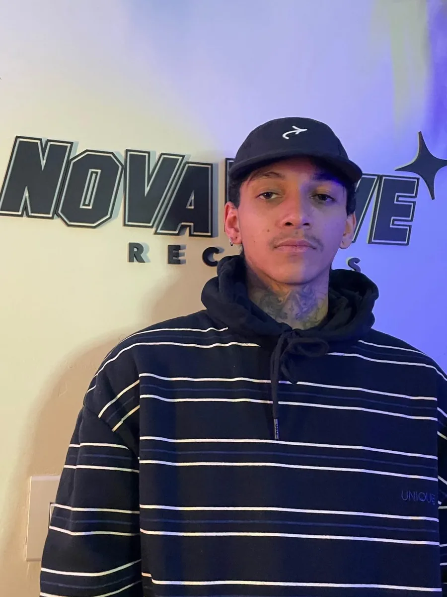 Hiato, artista que gravou na Nova Wave Records, em frente ao painel do estúdio