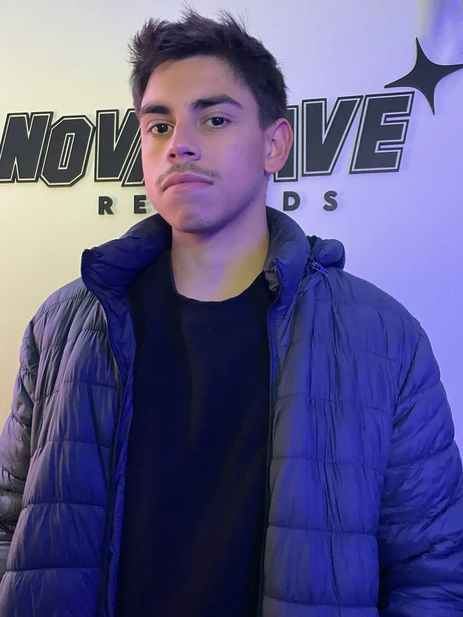 KRN, artista que gravou na Nova Wave Records, em frente ao painel do estúdio