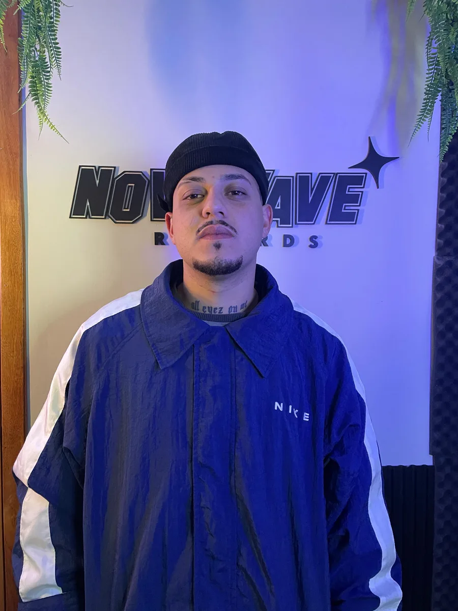 Viella, artista que gravou na Nova Wave Records, em frente ao painel do estúdio